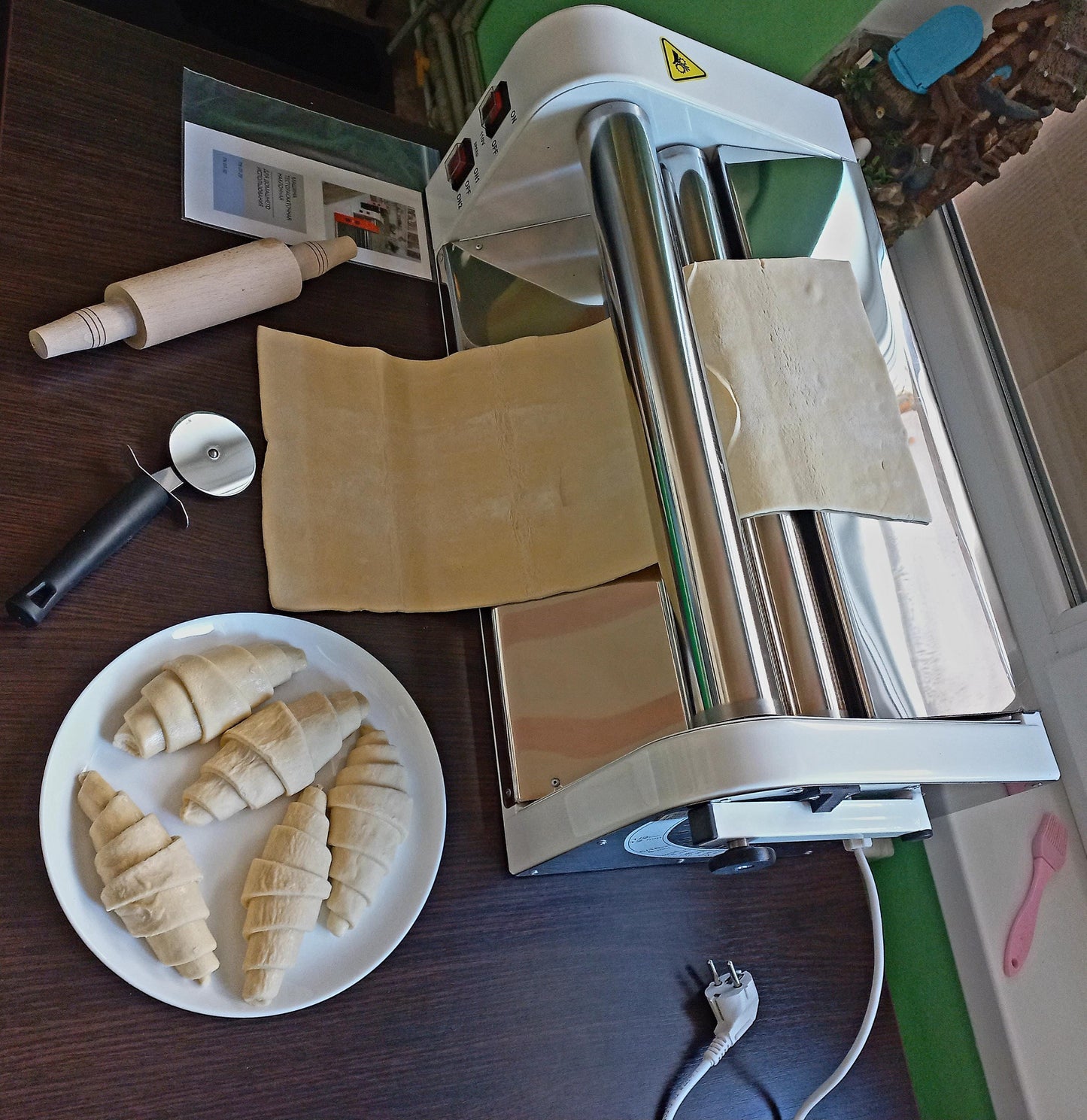 Professional small electric dough sheeter machine, 15.7" 220/110 volt, kitchen appliances, bakery equipment